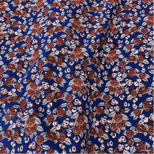 Жаккард нарядный вискозный дизайн Ferragamo белые розочки на синем фоне