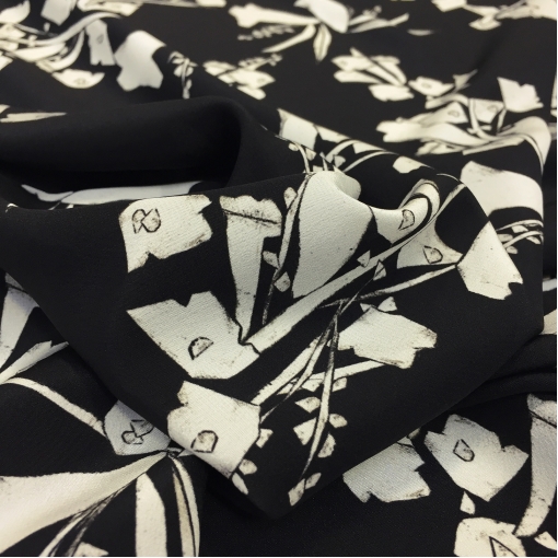 Шелк креповый принт Escada белые стилизованные цветы на черном фоне