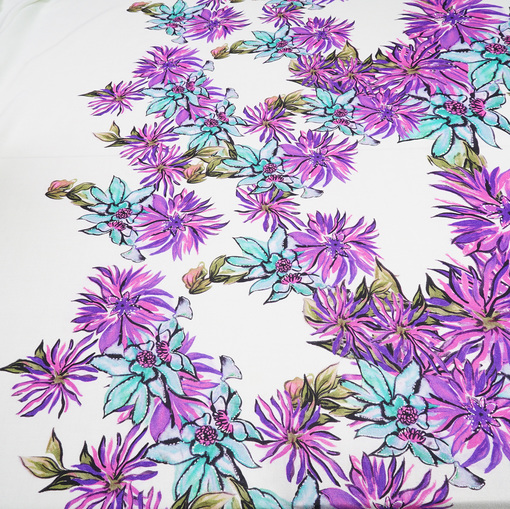 Вискоза креповая плательная с купоном из хризантем цвета фуксии
