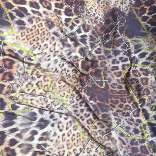 Трикотаж шерстяной плотный дизайн  леопард и цепи на молочном фоне
