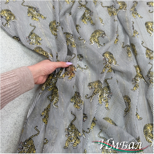 Шелк шифон полупрозрачный с люрексом тигры и полоски на серо-белом