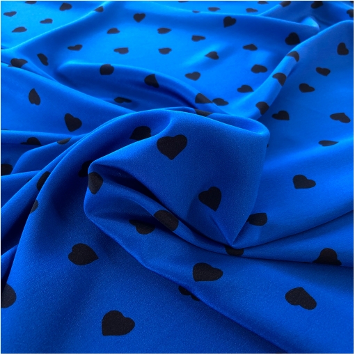 Шелк креповый дизайн Moschino мелкие сердечки на ярко-синем фоне