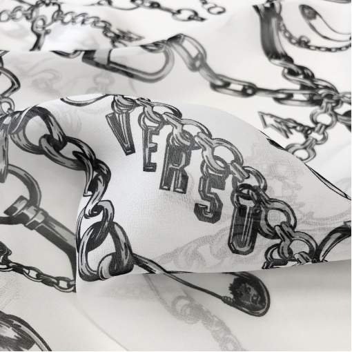 Шелк шифон принт Versace логотипы и цепи на белом фоне