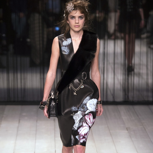 Хлопок стрейч под шанель принт D&G часы и розы на черном фоне