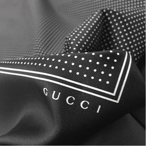 Шелк твил Gucci платок 80х95 см с горошком на черном фоне