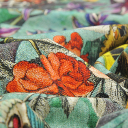 Смесовый трикотаж джерси с печатью цветов и бабочек на бирюзовом фоне