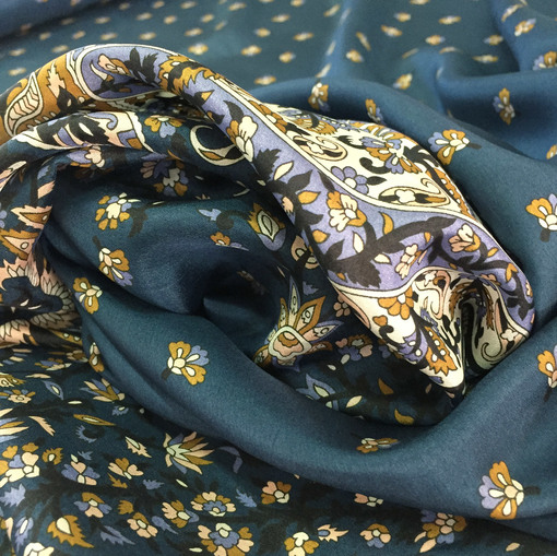 Шелк атлас ETRO продольный купон цветы и огурцы на серо-голубом фоне