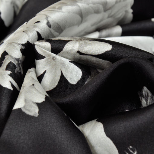 Шелк стрейч черный с бело-серыми цветами