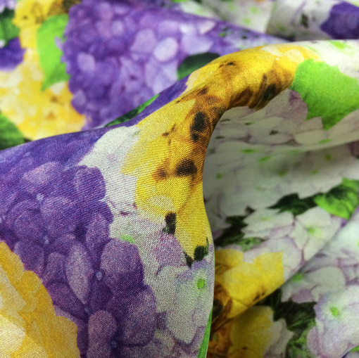 Атласный тонкий шелк Pierre Cardin грозди желто-фиолетовых цветов