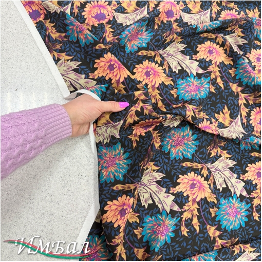 Шелк стрейч крепдешин дизайн Kenzo сине-охристые пионы на черном фоне