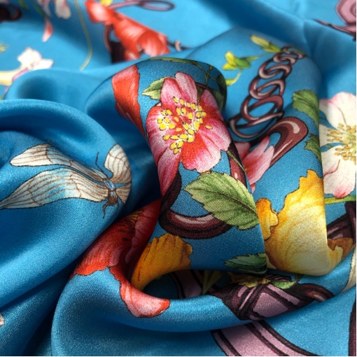 Шелк атласный принт Gucci цветы и ремни на голубом фоне