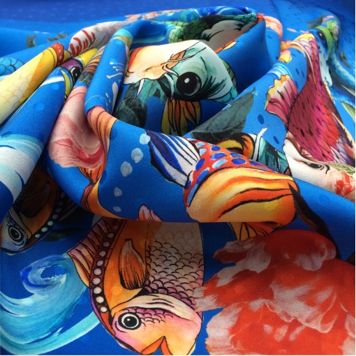 Шелк жаккардовый принт  Stella Jean рыбы на синем фоне поперечный купон
