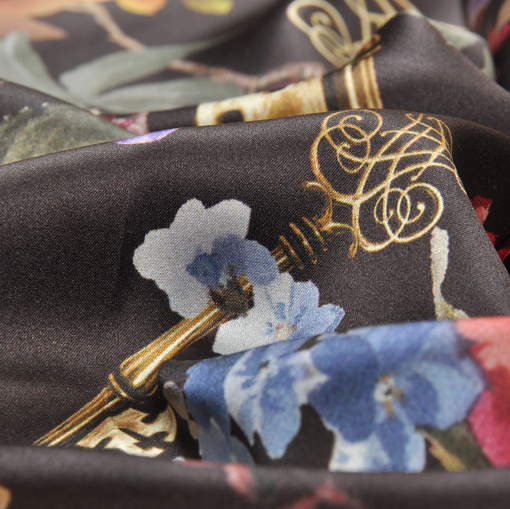 Атласный шелк стрейч цветы и ключи на темно-коричневом фоне