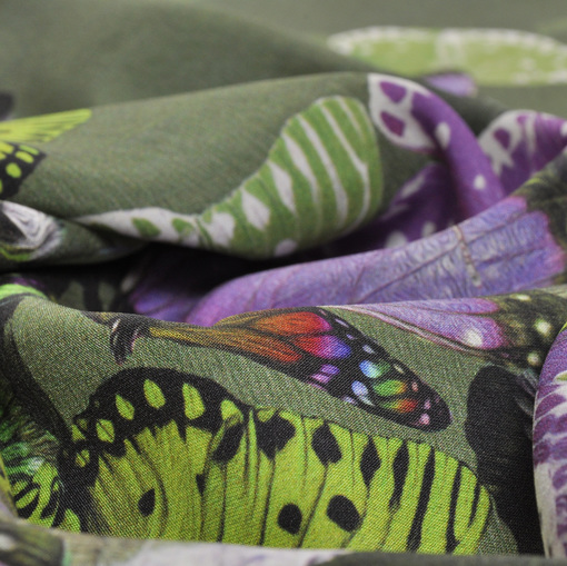 Атласный стрейчевый шелк с бабочками в зелено-фиолетовых тонах