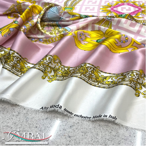 Шелк атласный стрейч дизайн Versace платок 135 х 135 см веера и вензеля на розовом фоне