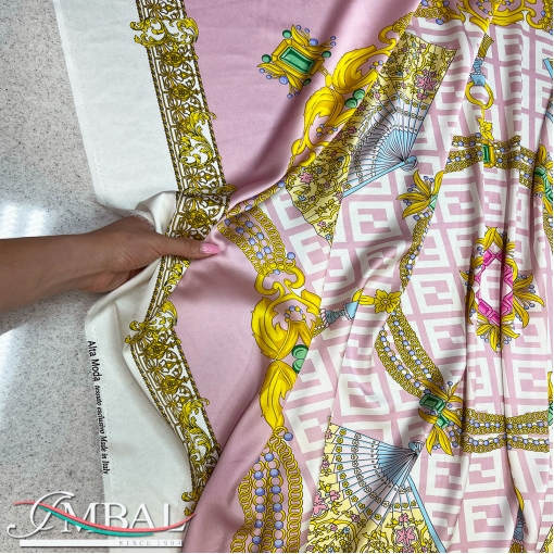 Шелк атласный стрейч дизайн Versace платок 135 х 135 см веера и вензеля на розовом фоне