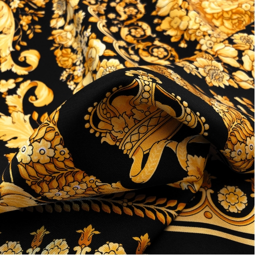 Шелк твил Versace платок золотые вензеля на черном фоне
