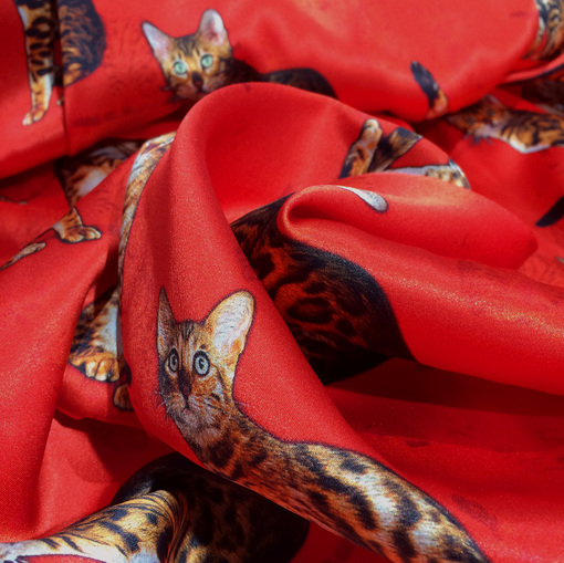 Шелк атлас стрейч принт D&G кошки на красном фоне