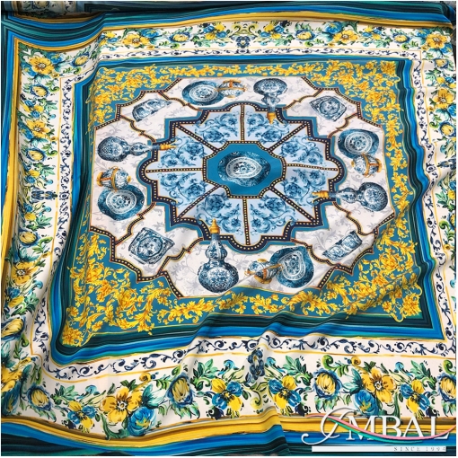 Шелковый креповый платок 140х140 см дизайн  "фарфор" в желто-синей гамме